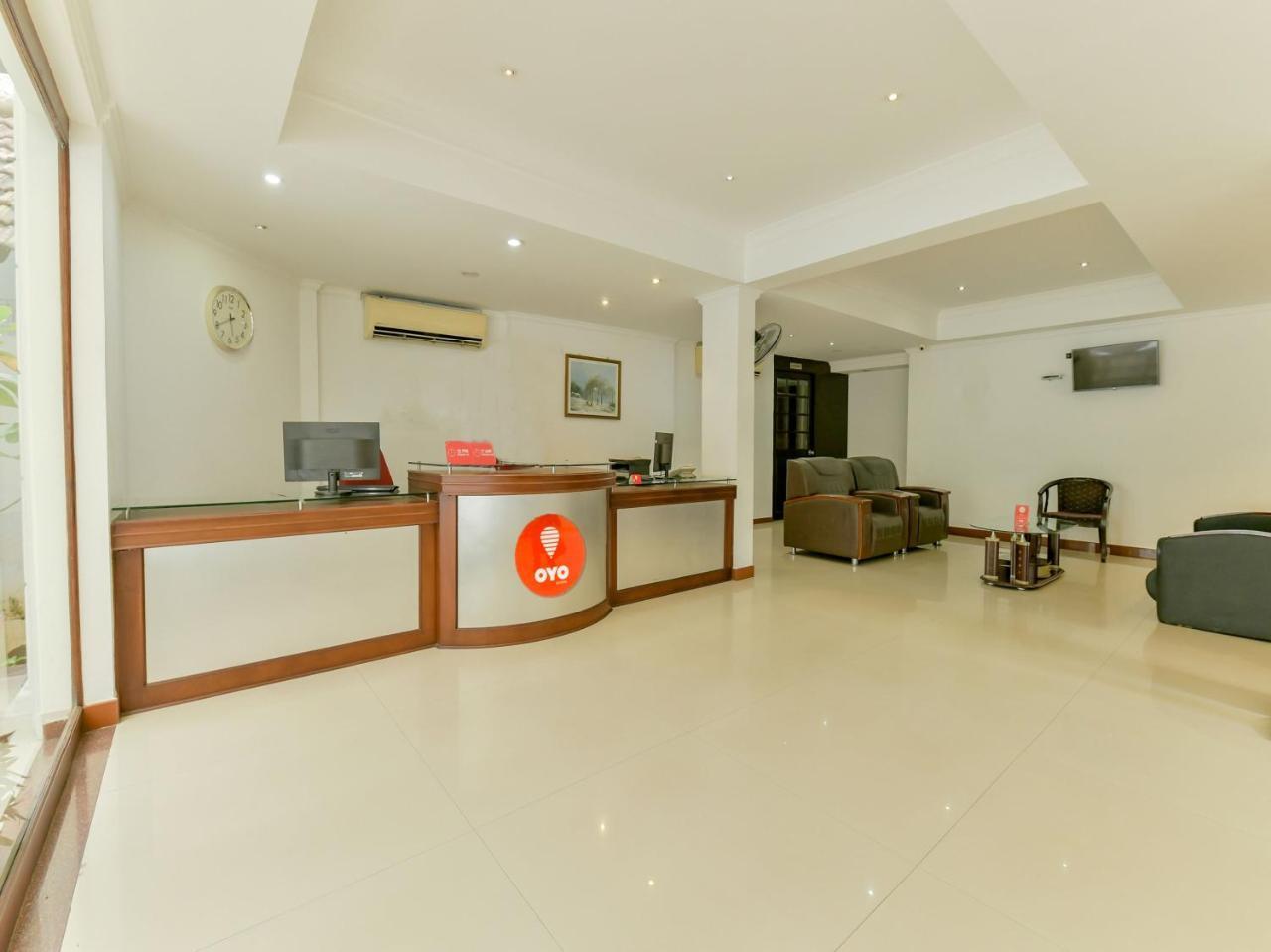 Отель Oyo 15460 Centre Point Коччи Экстерьер фото