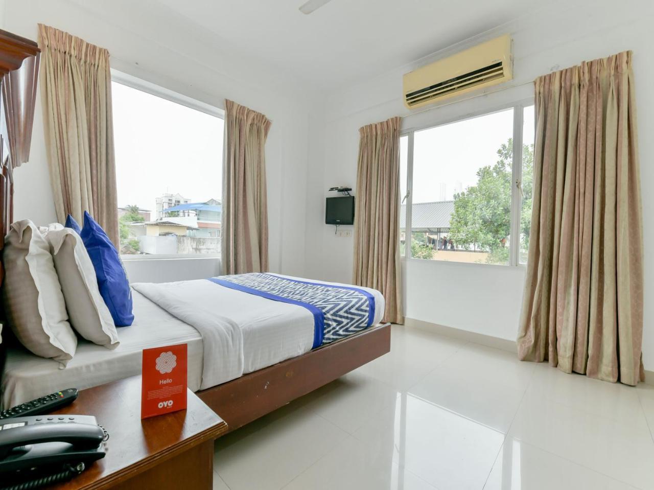 Отель Oyo 15460 Centre Point Коччи Экстерьер фото