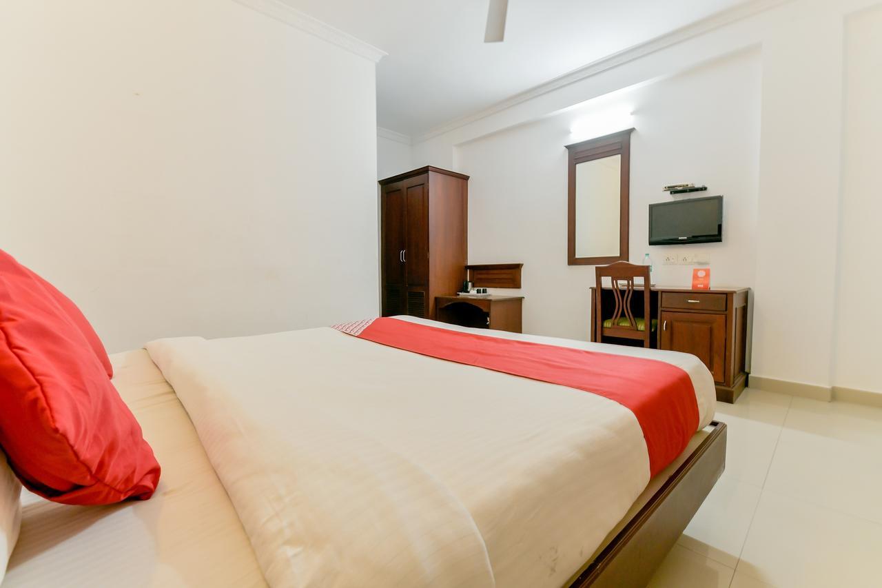 Отель Oyo 15460 Centre Point Коччи Экстерьер фото
